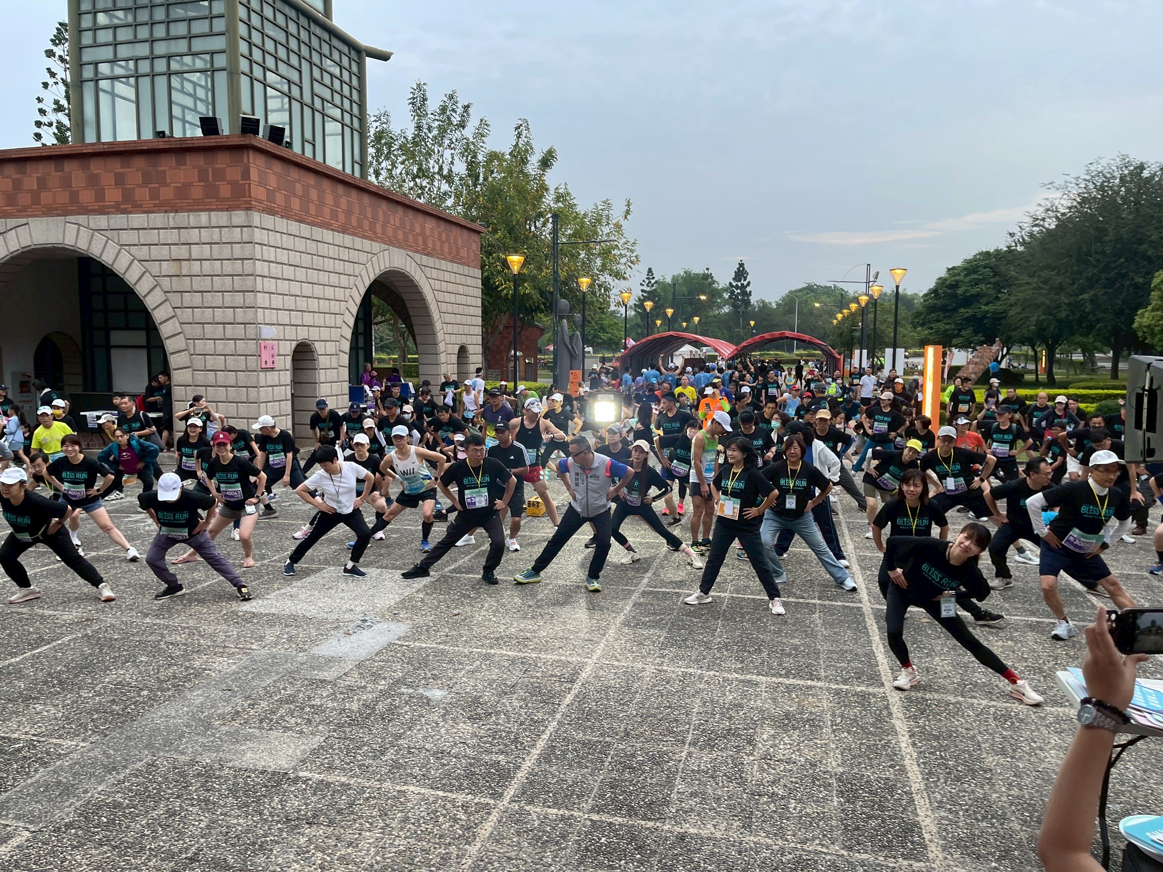 路跑約1800人報名，出發前的熱身操。(嘉基提供)