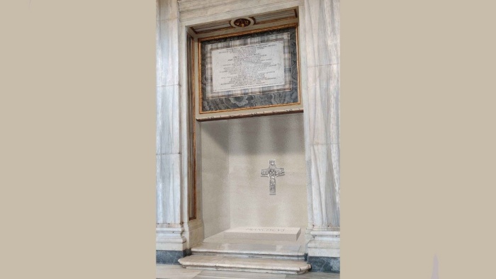 教宗墓碑採用家族發源地的石材。（圖／Vatican Media）