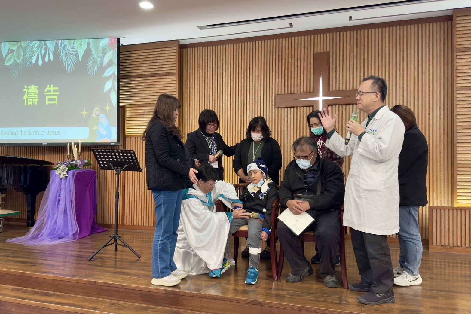 門諾醫院總執行長、副院長、醫師和院牧為父子禱告。(受訪者提供)
