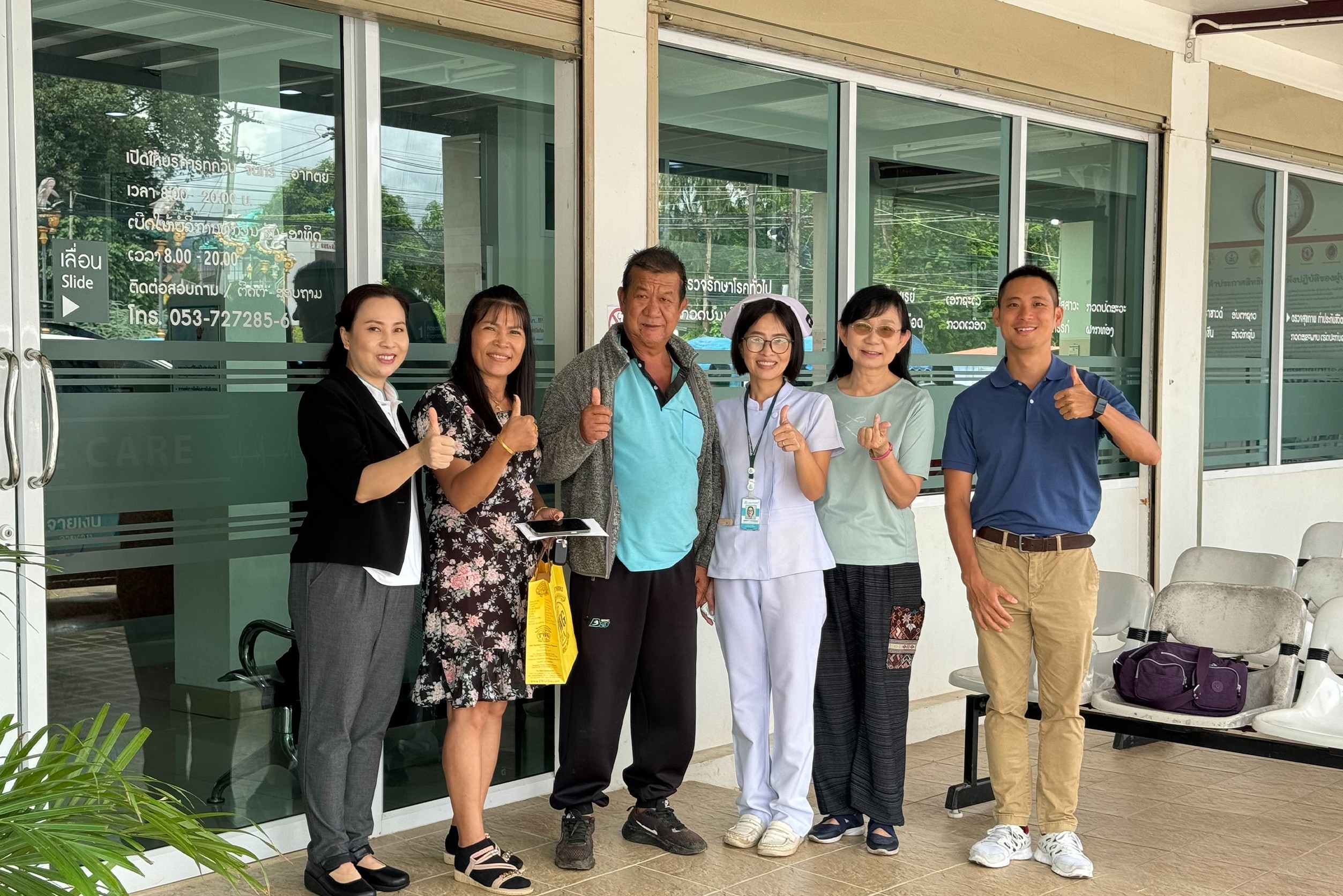 當地病人遠距諮詢完畢與護理人員、彰基高小玲執行長(右2)與中華電信訪談人員合影。(彰化基督教醫院提供)