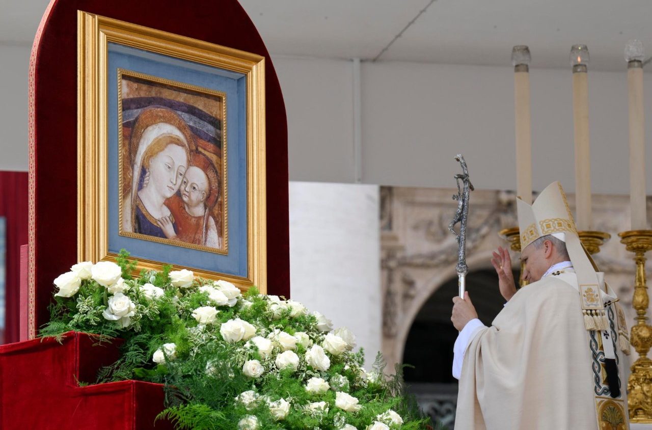 就職彌撒結束時，良十四世誦念天皇后喜樂經。（圖／翻攝自X@Vatican Media）