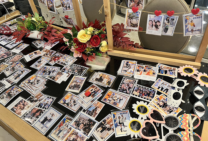 1.精心設計的拍照牆,讓與會弟兄姊妹可以拍照留影,並於現場就可以領取照片,留下美好的回憶。/(圖 潘怡心攝影)