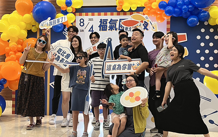 現場拍照人潮絡繹不絕,想要抓緊時間與同桌家人留下紀念。/(圖 潘怡心攝影)