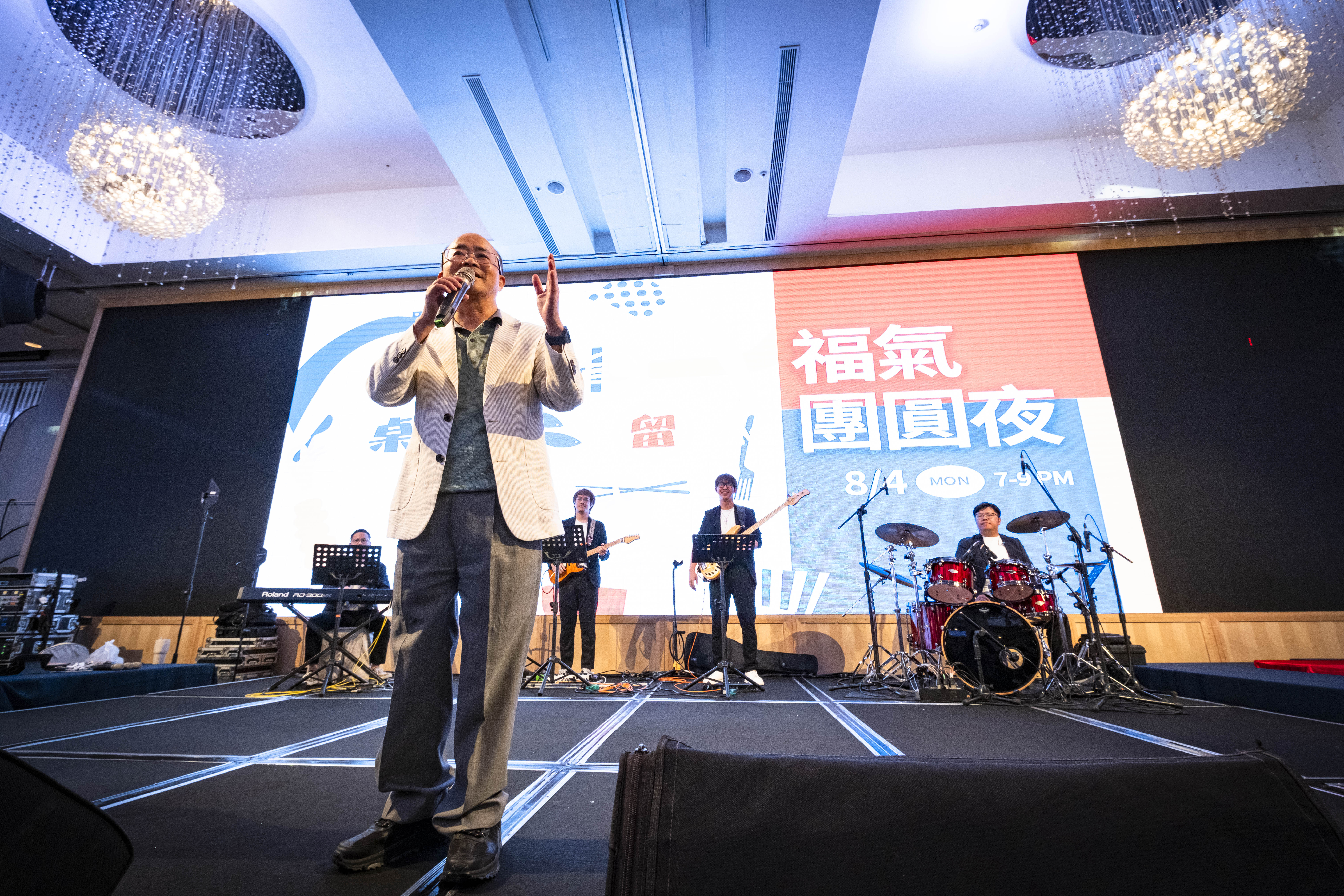 楊錫儒牧師在台上勉勵信息。(圖 福氣教會提供)