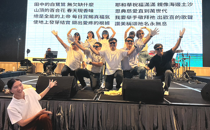 福氣教會的多位傳道人,一同獻唱詩歌及跳舞,台下會眾歡呼連連。/(圖 潘怡心攝影)