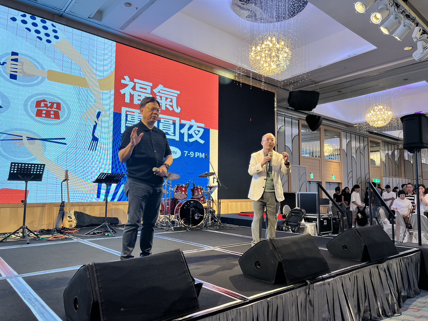 左為香港林以諾牧師,右為福氣教會楊錫儒主任牧師,帶領會眾為城市代求。/(圖 潘怡心攝影)