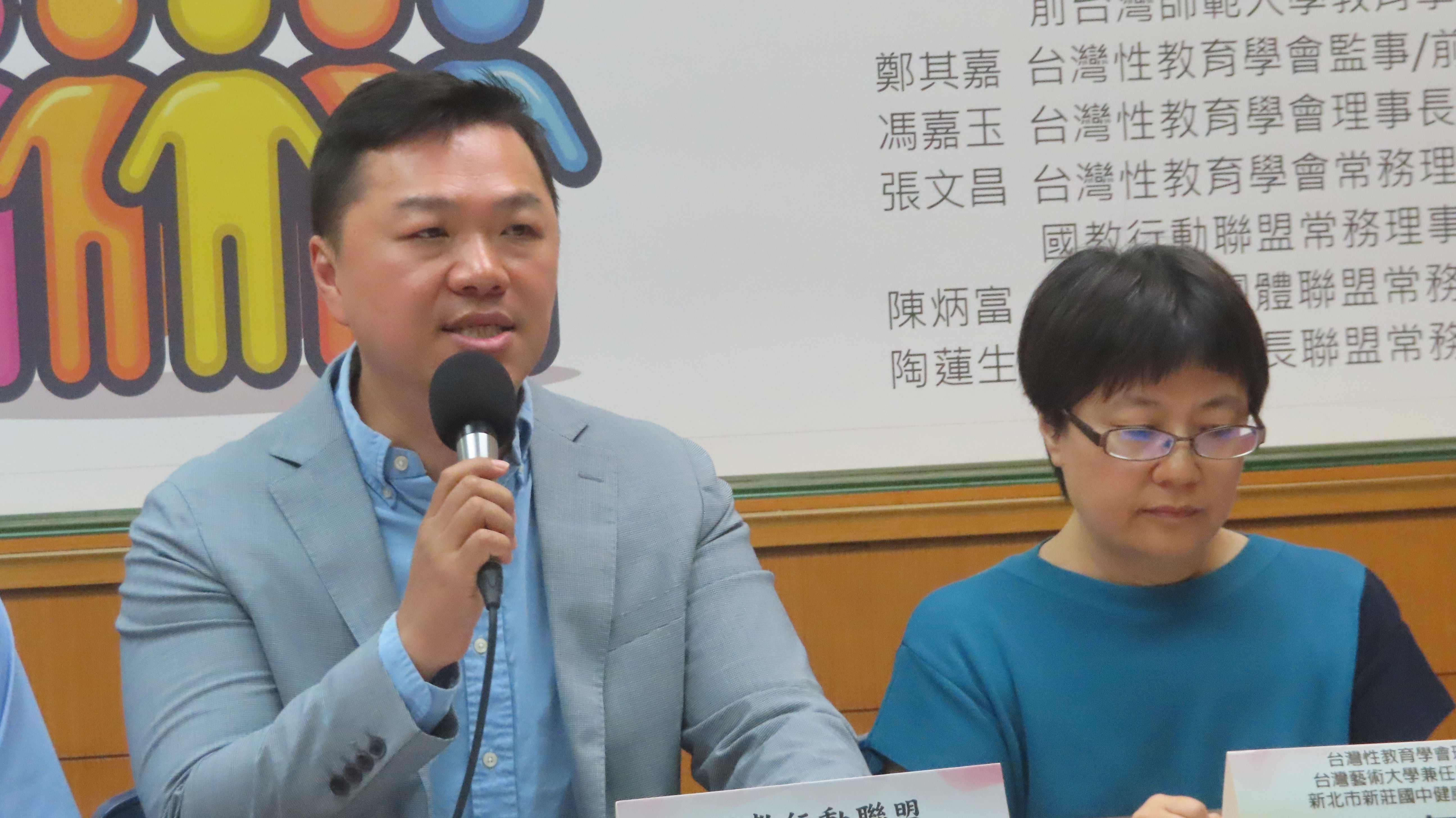 國教盟理事長王瀚陽(圖左)呼籲家有中學階段孩子的家長要注意。(圖/梁敬彥攝影)