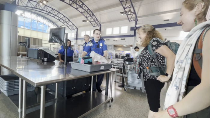 瑪德琳·戴莉和她的母親確保送給教宗的披薩能夠順利通過美國運輸安全管理局(TSA)的檢查站和海關。 (Photo Credit:Madeline Daley)