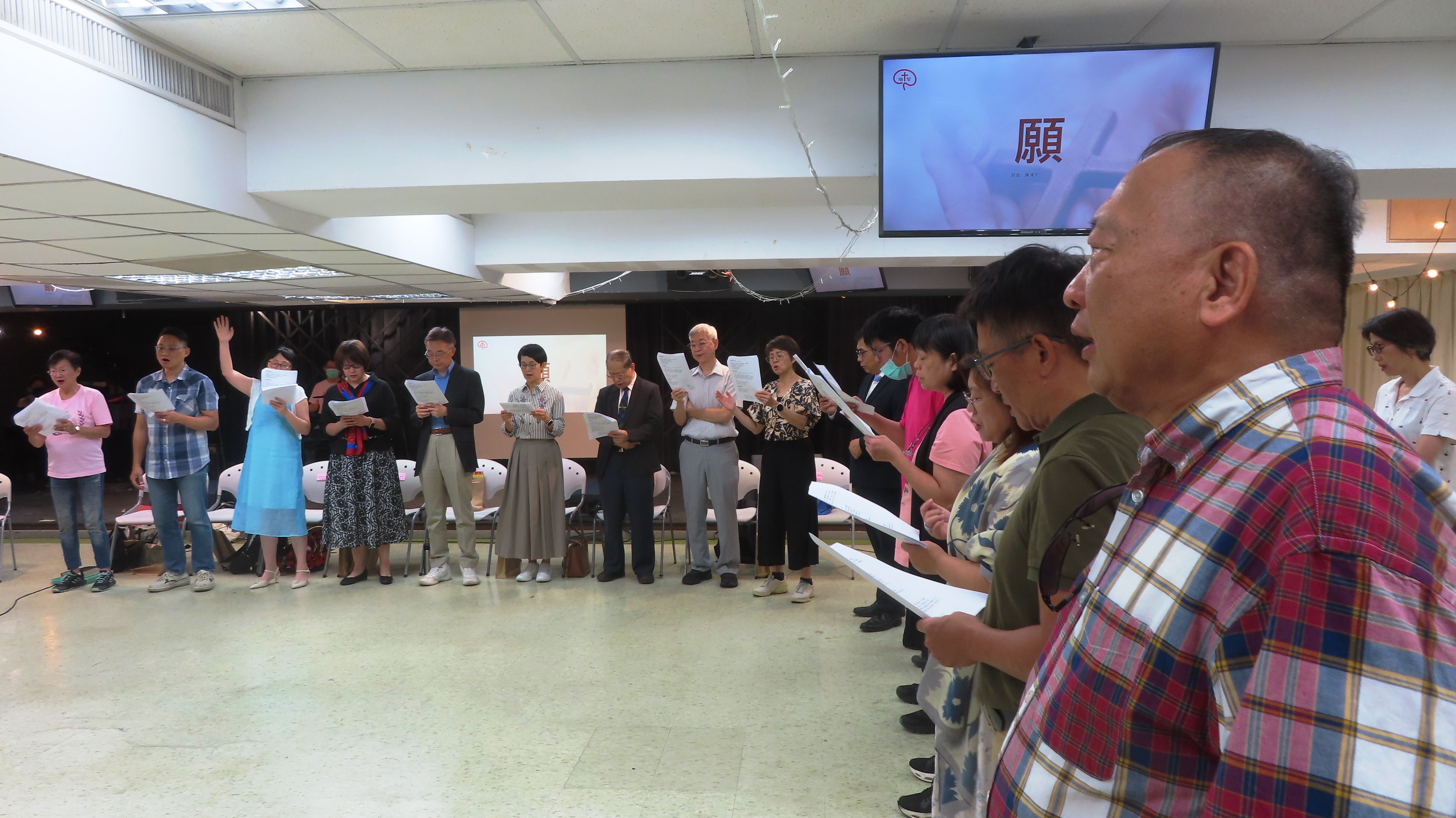 眾人齊唱<願>,為台灣的失智照顧和教會關懷禱告。(圖/梁敬彥攝影)