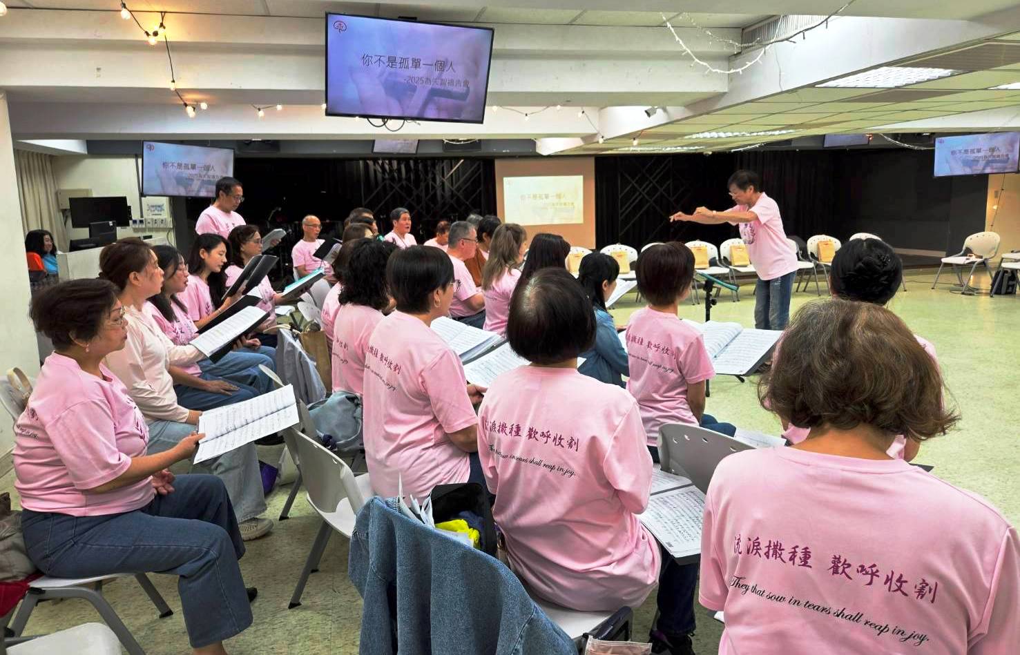 汪美牧師帶領的豐收聖樂湧流詩班領唱(圖/梁敬彥攝影