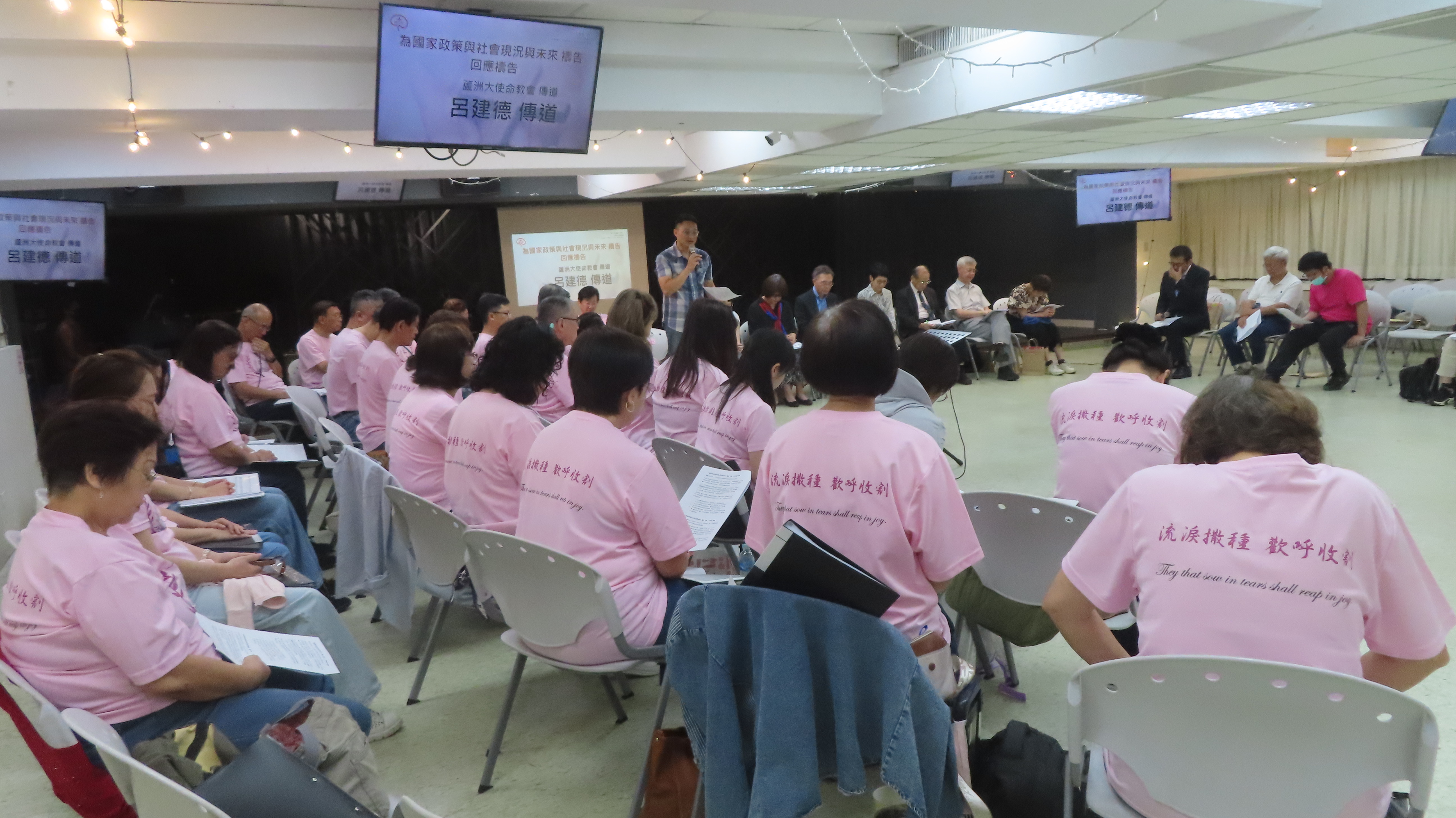 呂建德傳道帶領眾人禱告。(圖/梁敬彥攝影