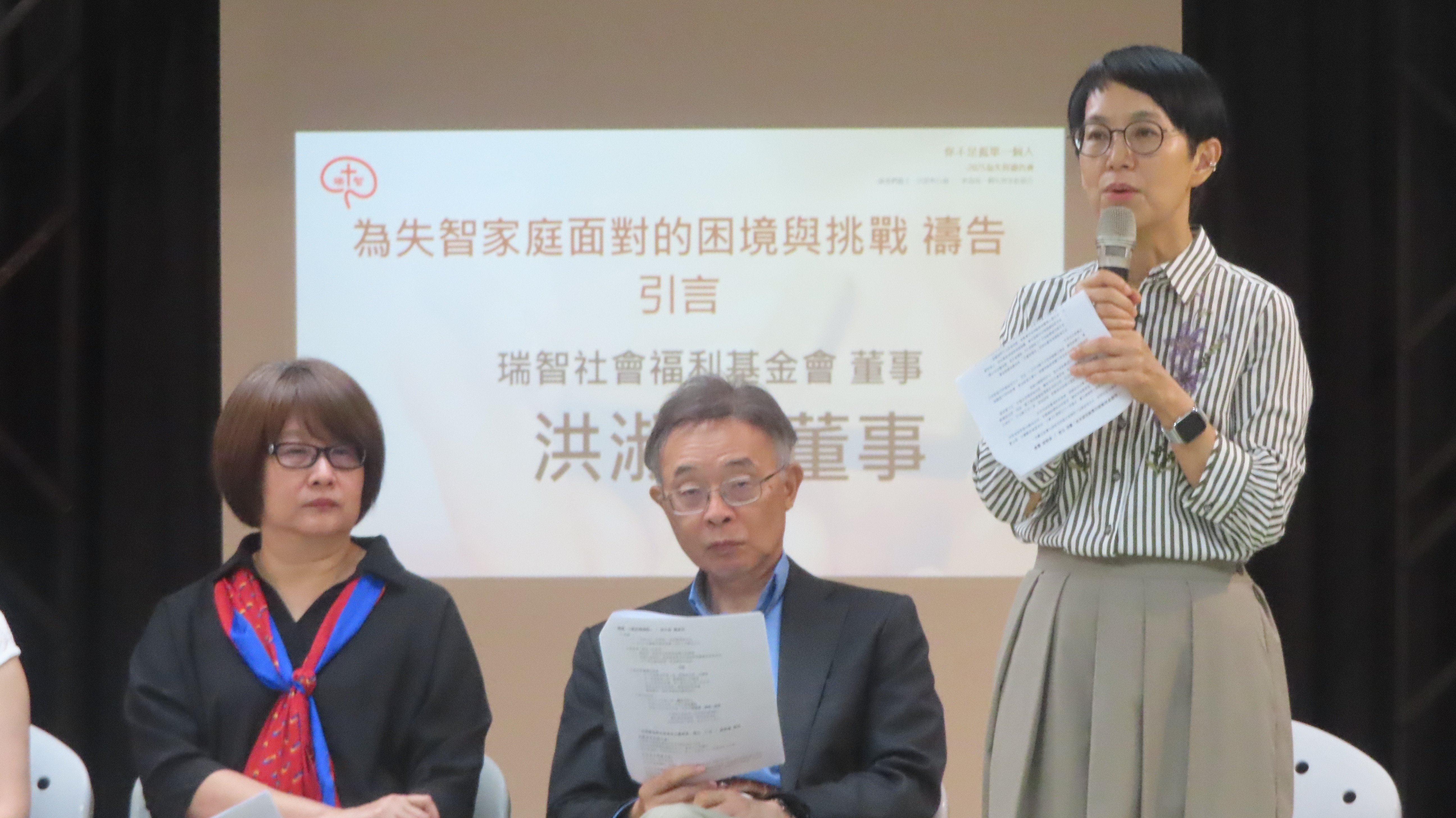 本身是失智照顧者的洪淑惠分享。(圖/梁敬彥攝影)