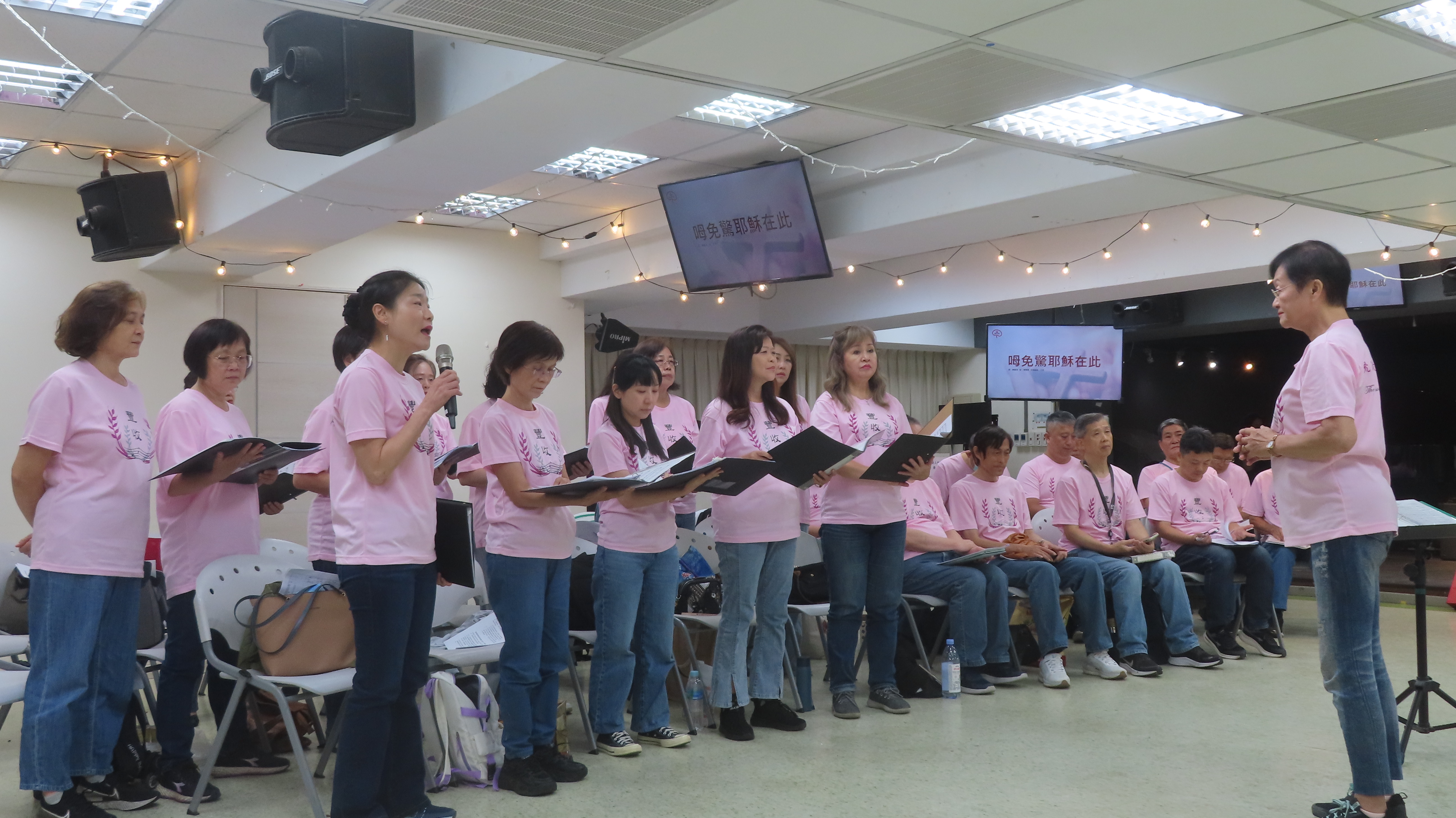 汪美牧師帶領豐收聖樂湧流詩班領唱<呣免驚耶穌在此>。(圖/梁敬彥攝影)