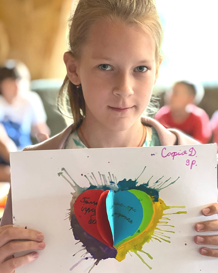 飽受戰爭創傷的孩子在聖經營得到安慰。(圖/FB@Mission Eurasia)