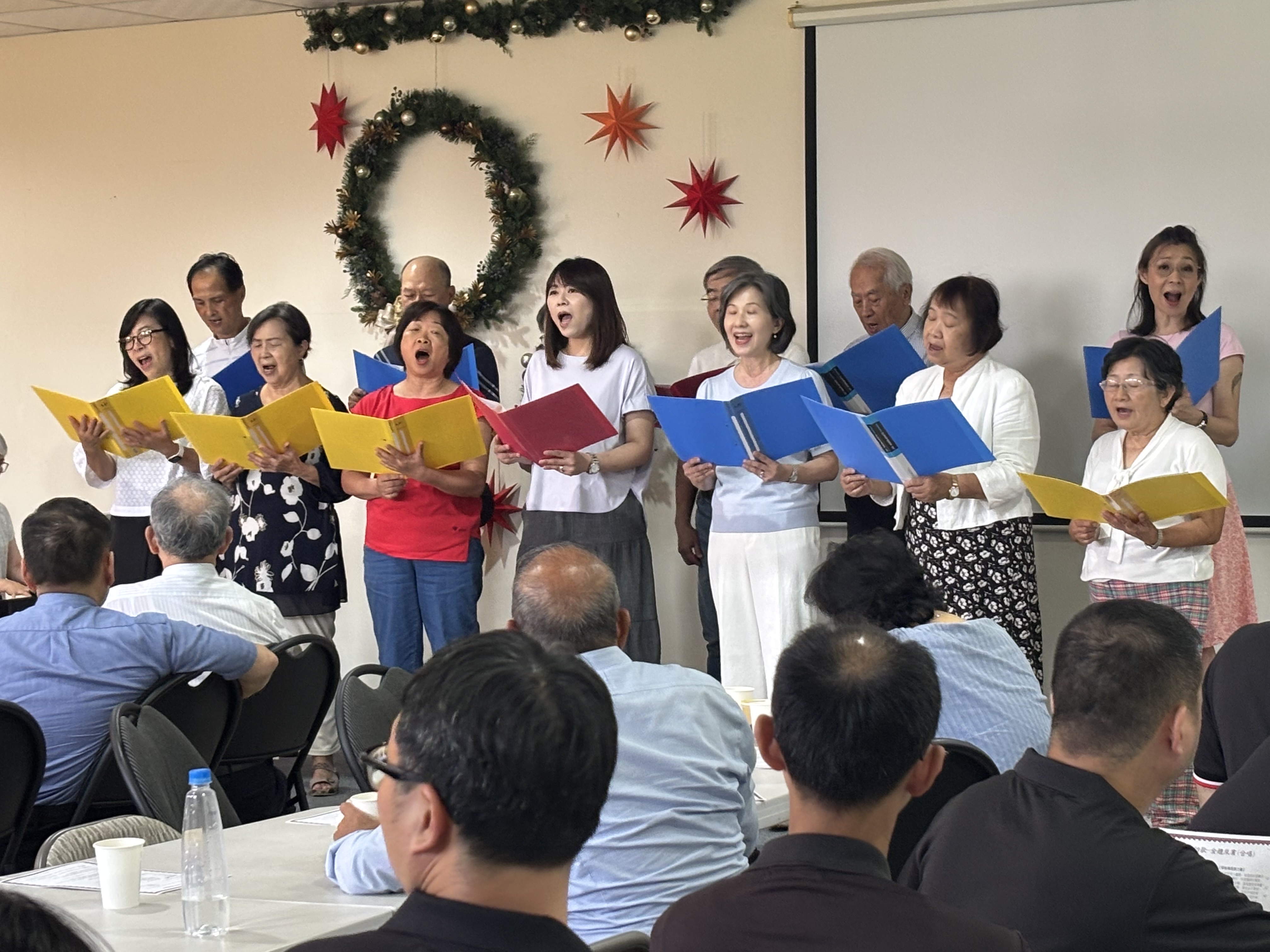 雲彩團契獻詩。(圖/李容珍攝影)