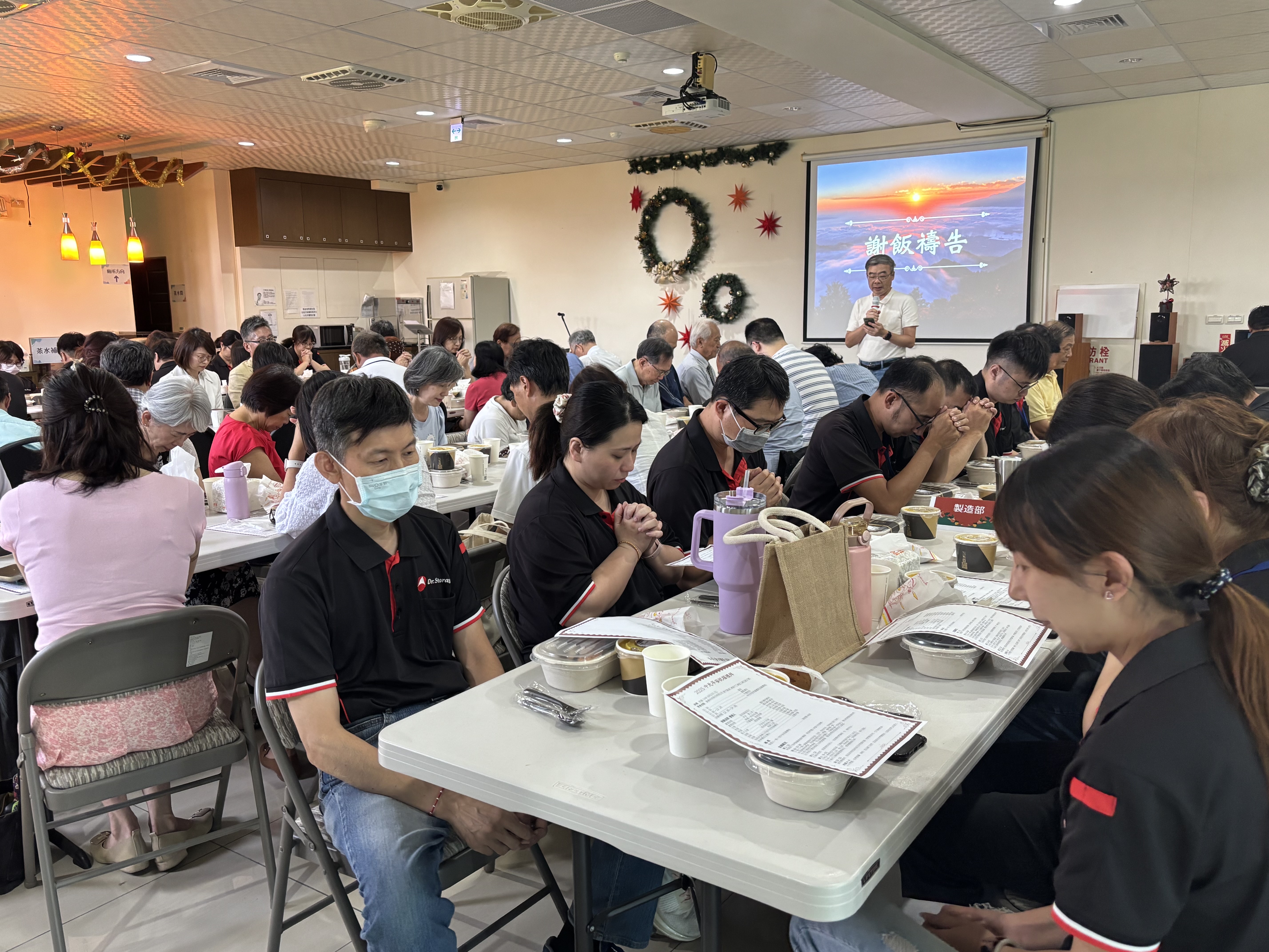 一起謝飯禱告。(圖/李容珍攝影)
