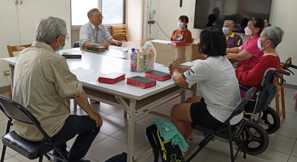 先為家人做真理教導。(圖/李容珍翻攝)