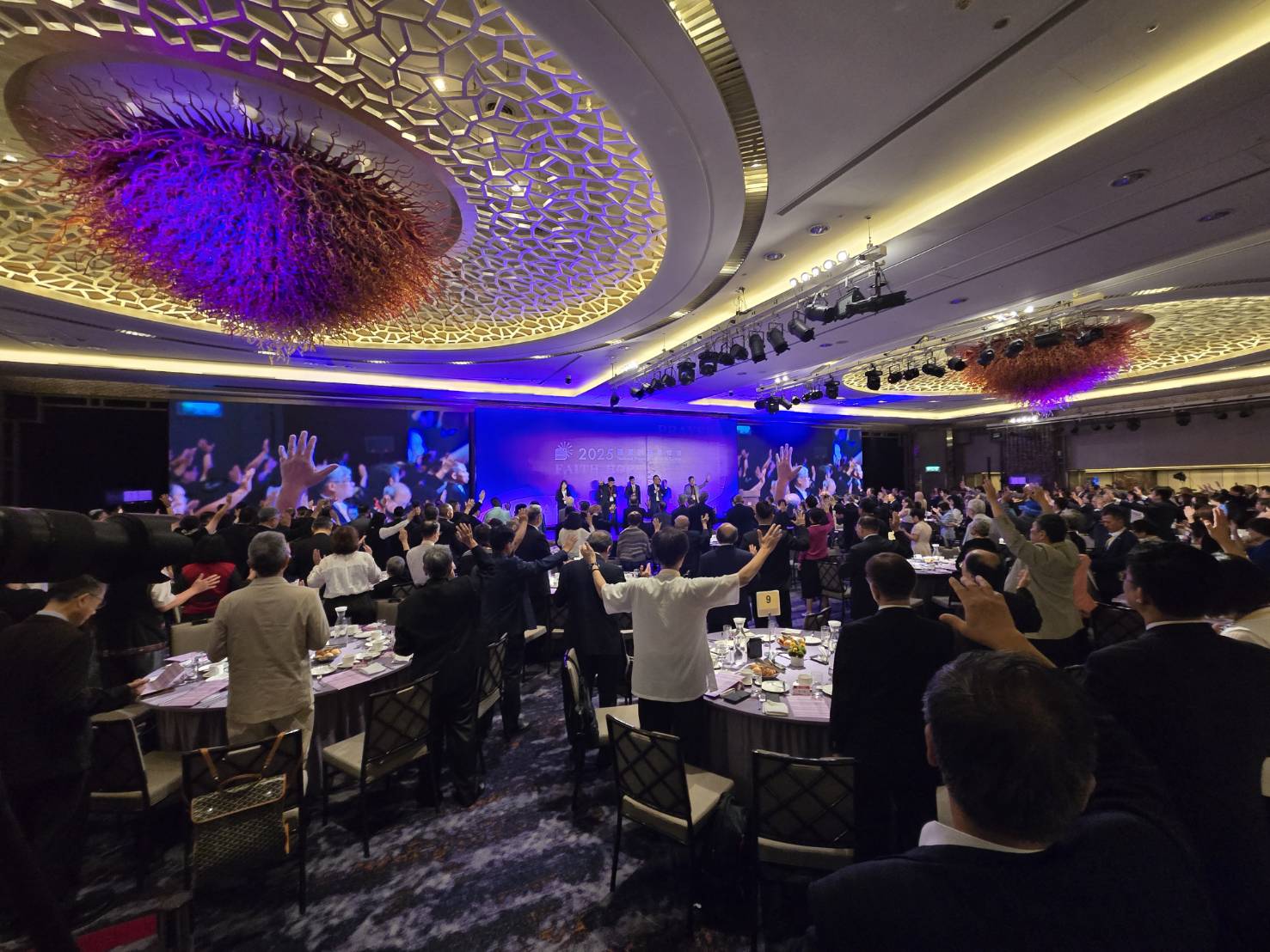 全場敬拜禱告。(圖/梁敬彥攝影)