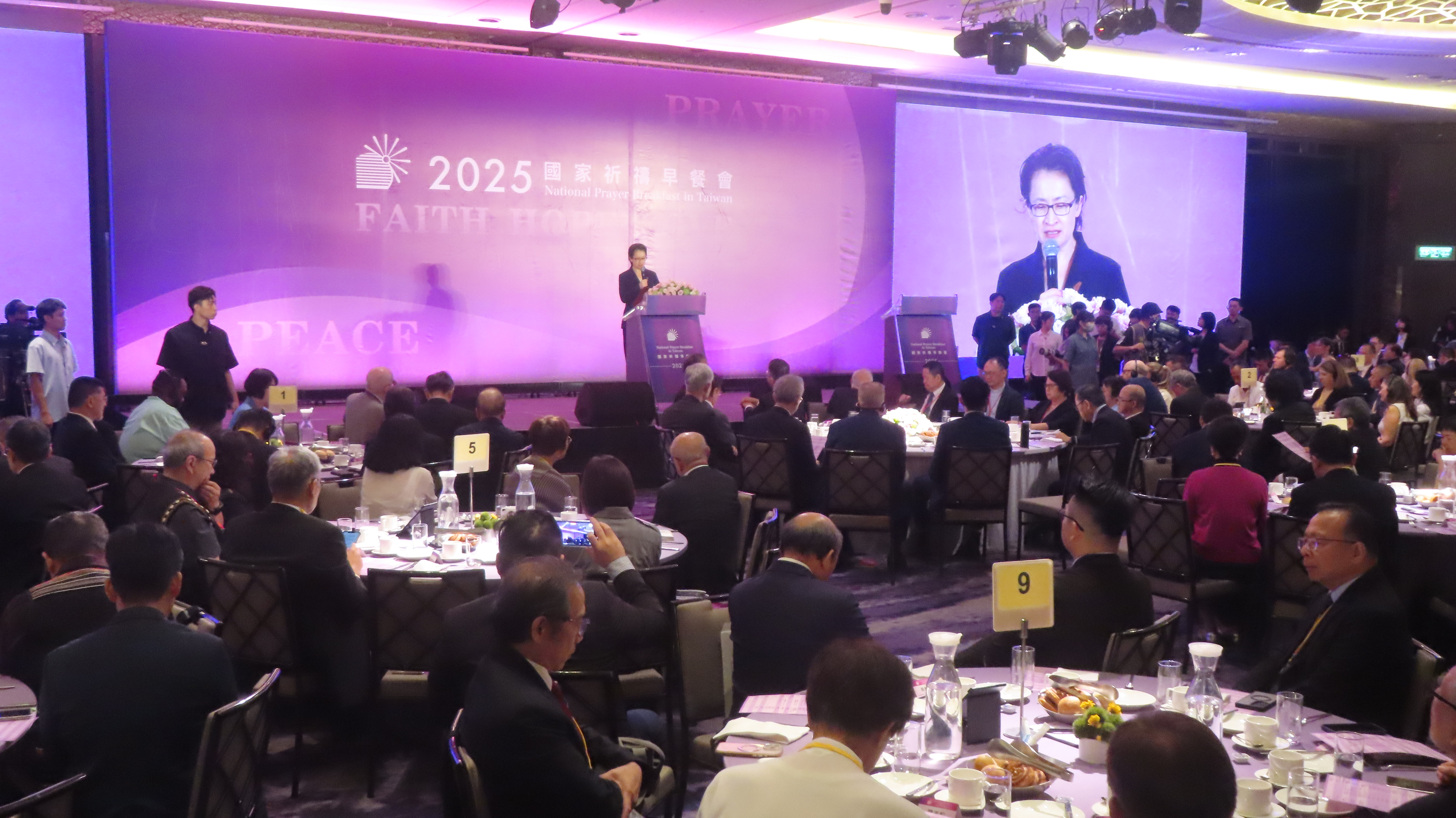 蕭美琴副總統帶領大家為台灣禱告。(圖/梁敬彥攝影)