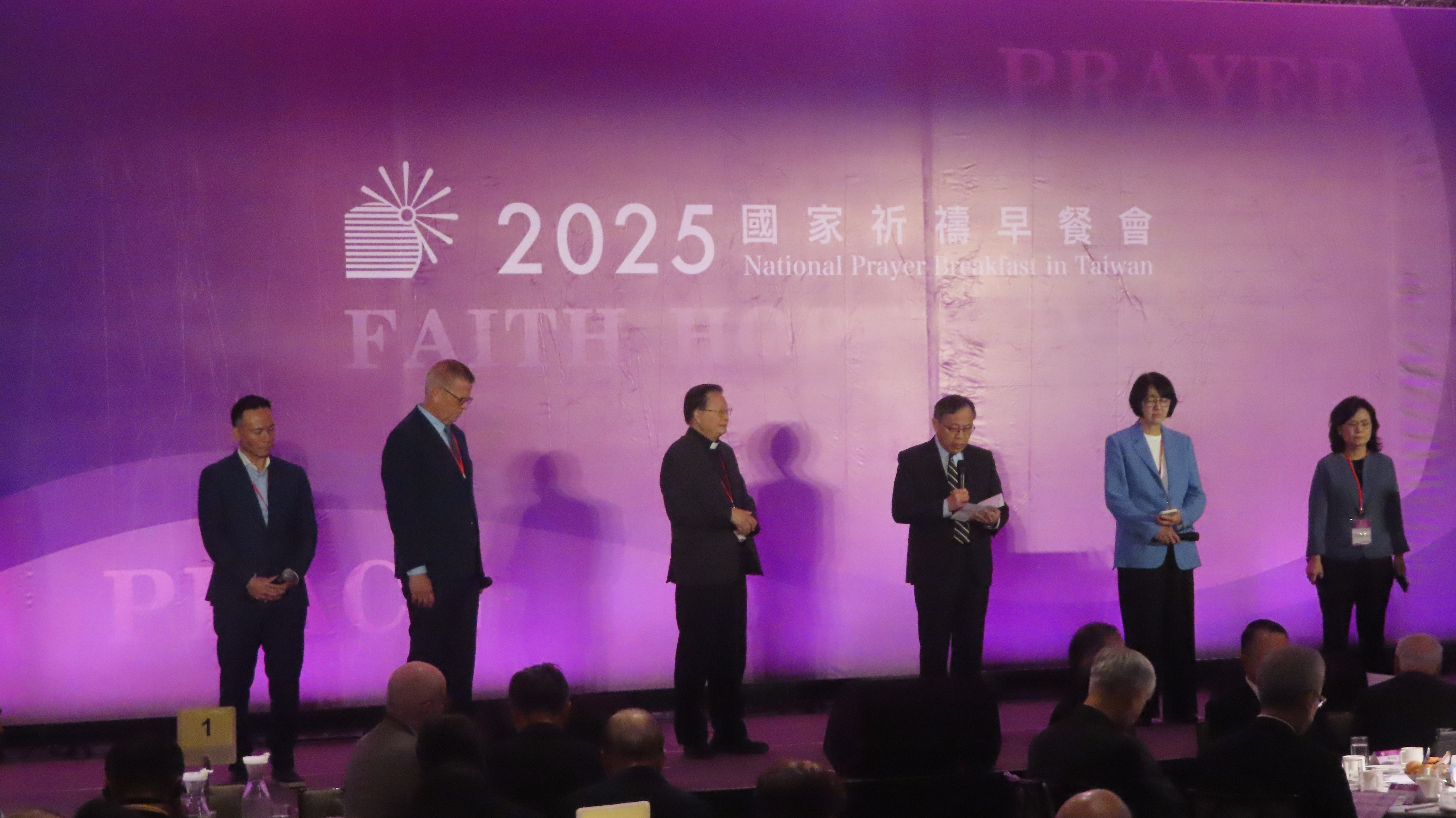 各專業領域信徒領袖帶領眾人禱告。(圖/梁敬彥攝影)