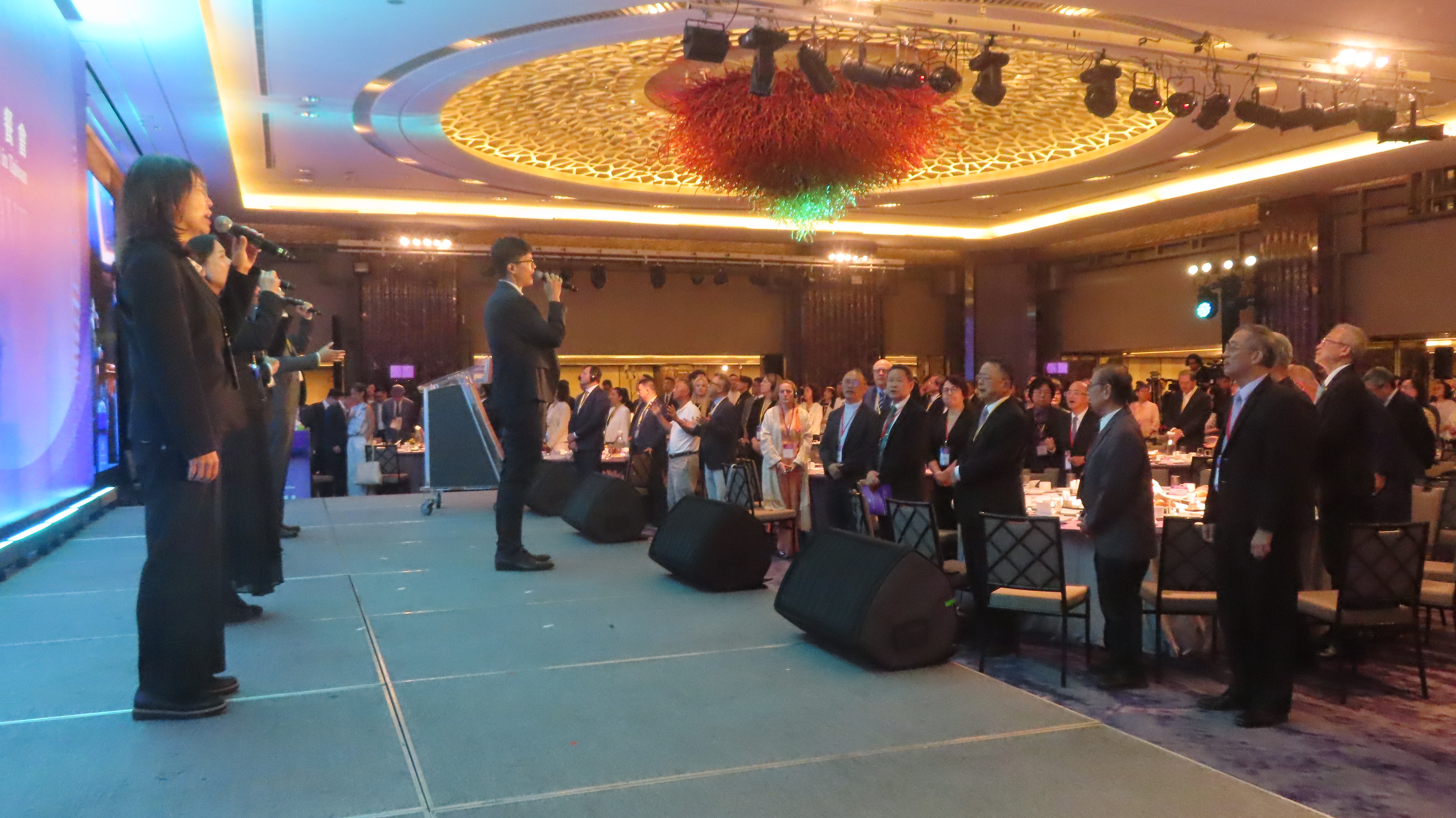 因約敬拜團帶領眾人敬拜。(圖/梁敬彥攝影)