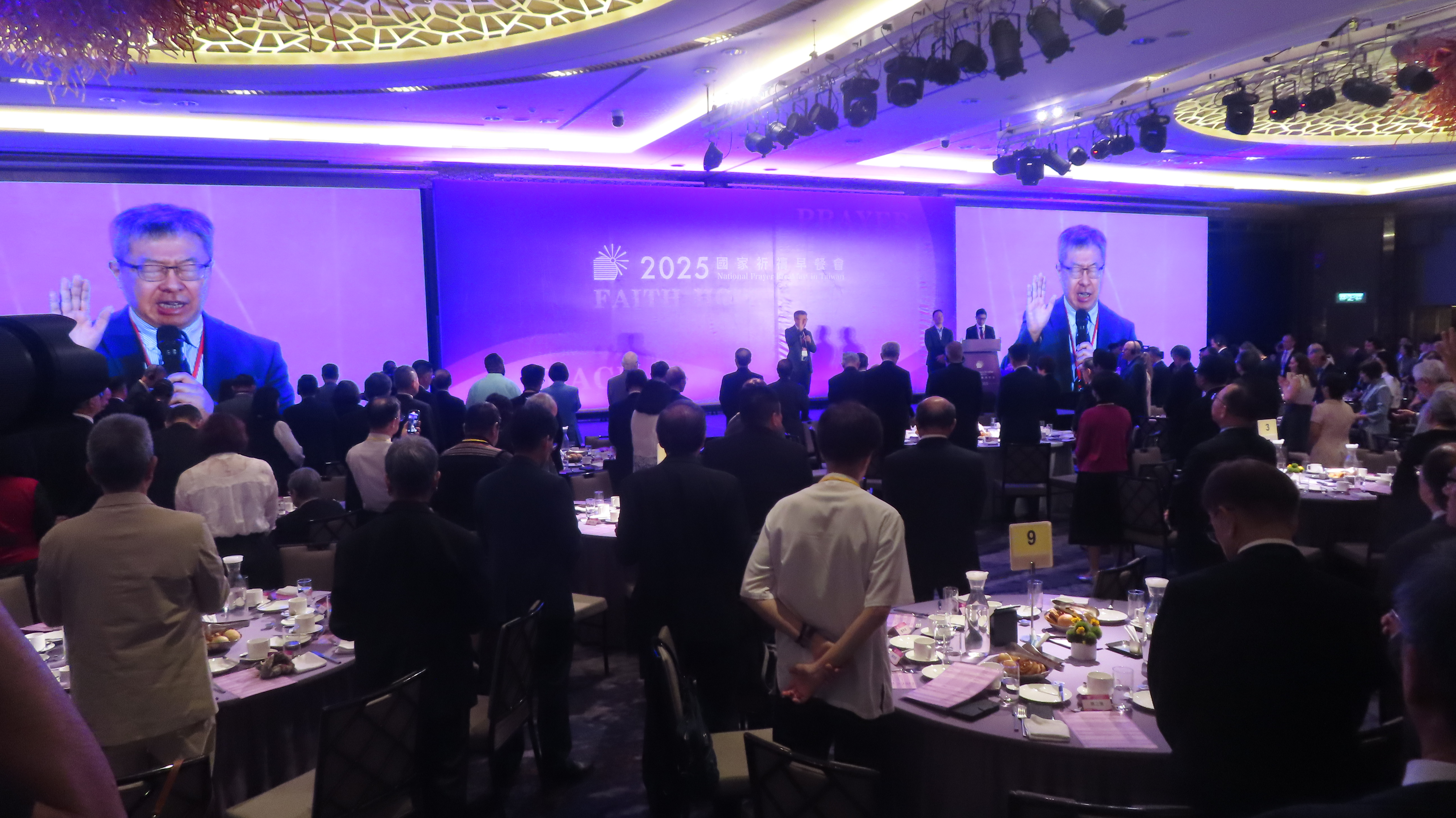 策盟理事長杜明達牧師帶領禱告。(圖/梁敬彥攝影)