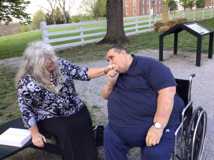 岡姆牧師與妻子感情深厚。(圖/FB@Jerry Gumm影片截圖)