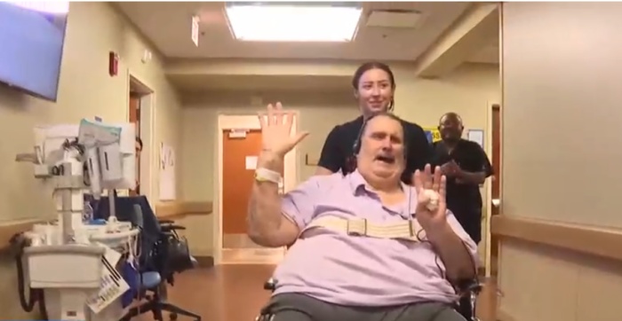 出院時護理師幫忙推著剛姆牧師輪椅。(WKYT影片截圖)