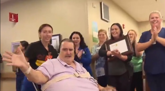 醫護人員夾道歡送岡姆牧師出院。(WKYT影片截圖)