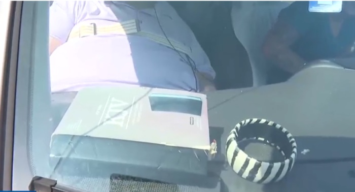 車上仍放著妻子留下的聖經。(WKYT影片截圖)