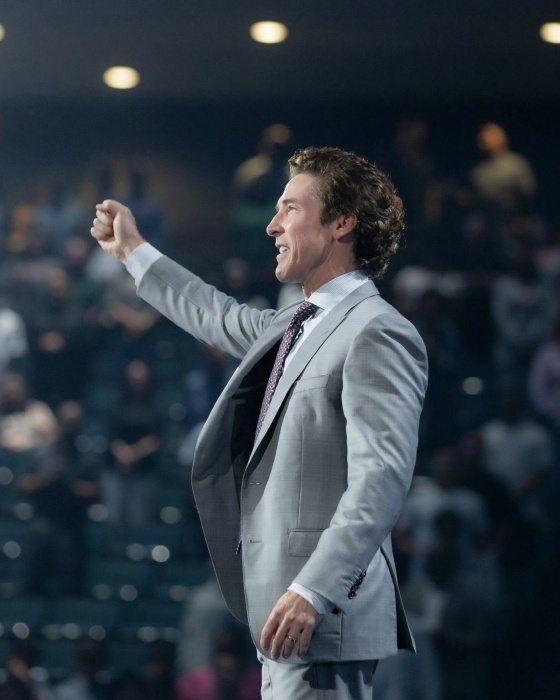 約爾牧師每週講道出席超過4萬人,透過電視與串流平台觸及全球逾一億家庭。(翻攝自FB@Lakewood Church)