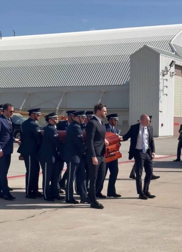 范斯協助抬運柯克靈柩上空軍二號。(翻攝自X@tylerbowyer)