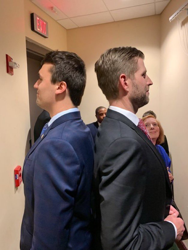 川普次子艾瑞克貼出與柯克互比身高的照片,顯示哥倆好。(翻攝自X@EricTrump)