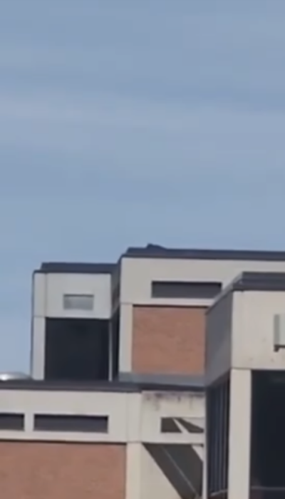 歹徒被認為可能在樓頂射撃。(Tiktok影片截圖)