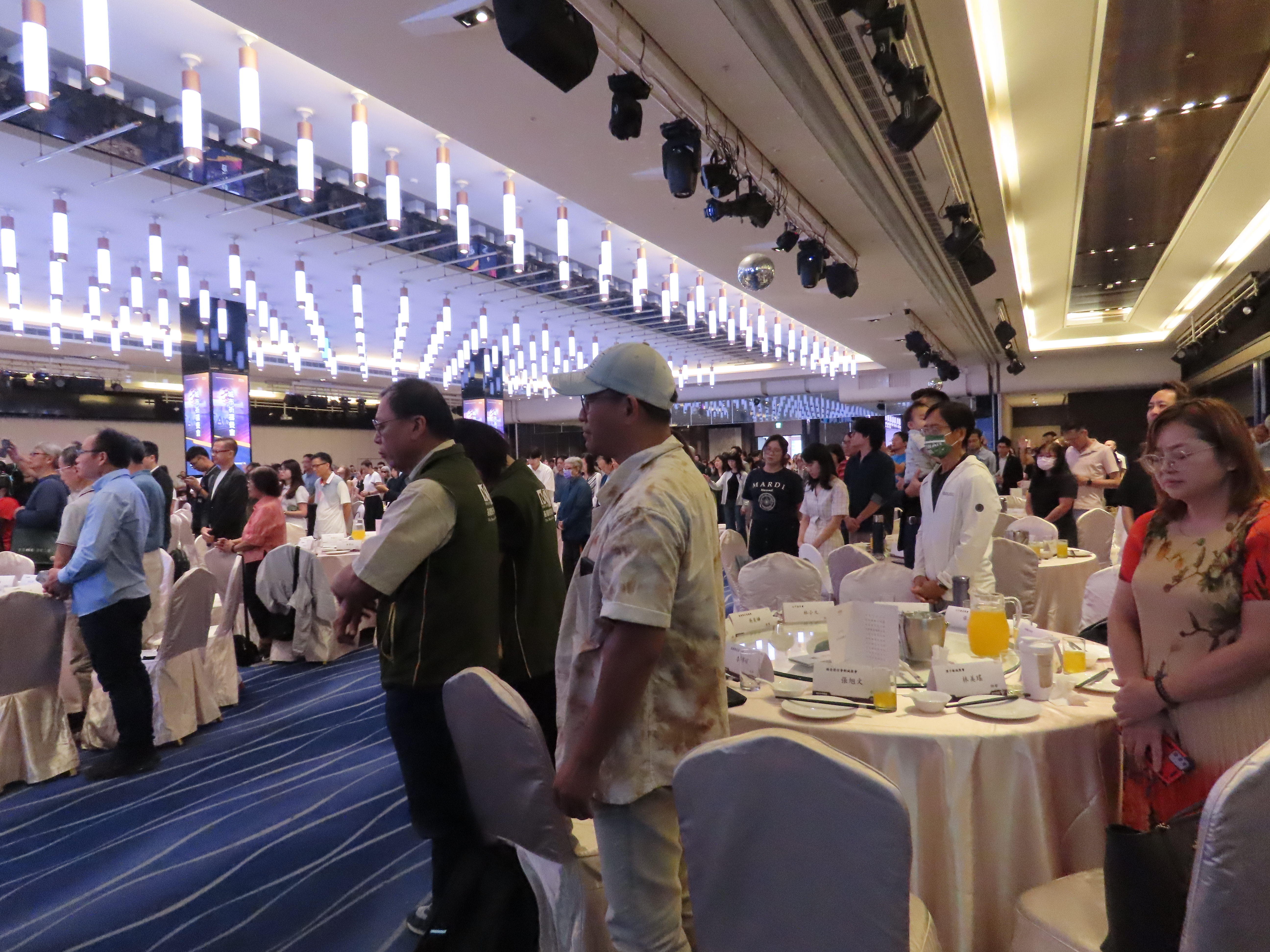 一起站立禱告。(圖/李容珍攝影)