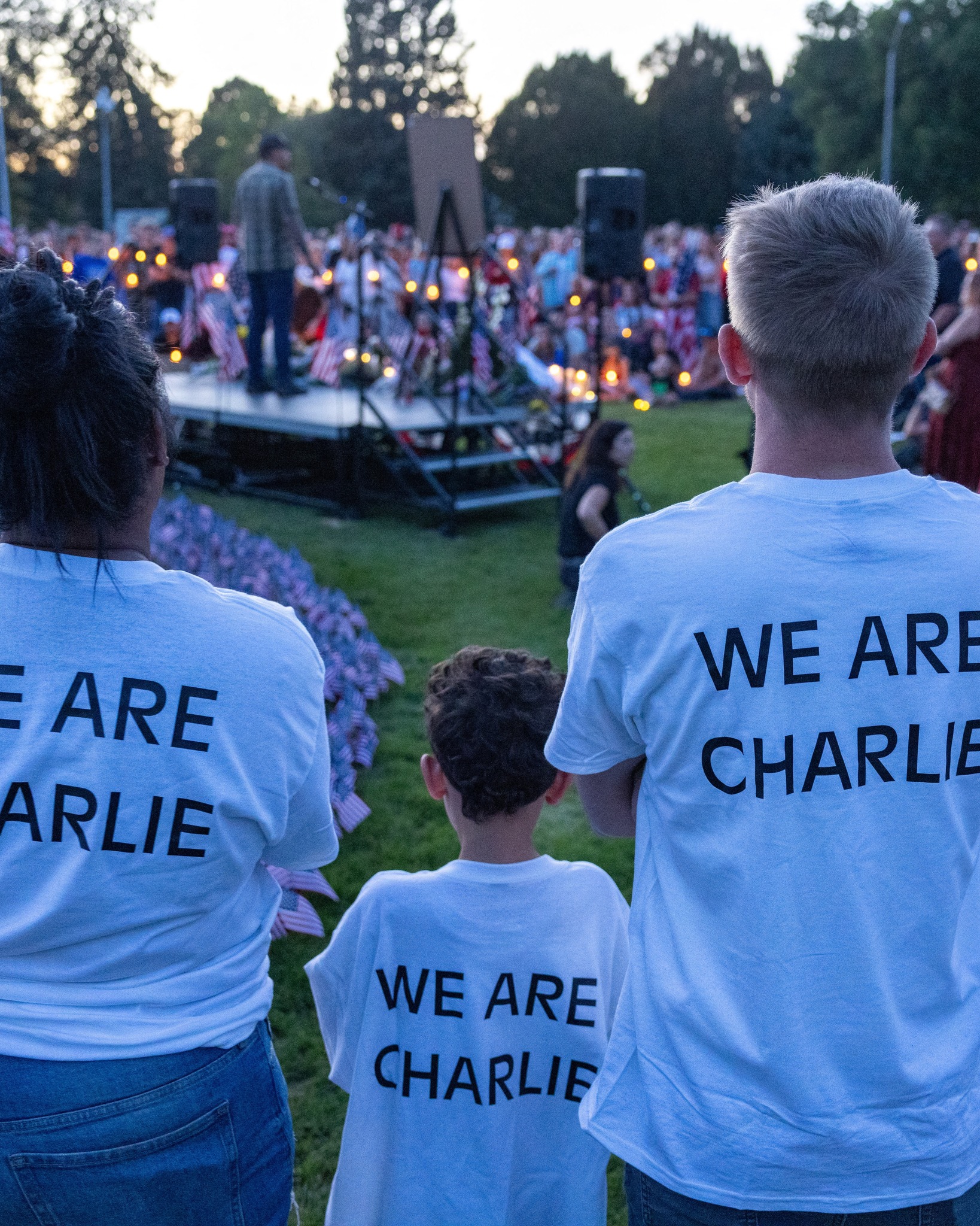 美國民眾穿著「我們都是查理」T恤在遊行中表達立場。(Fox News影片截圖)