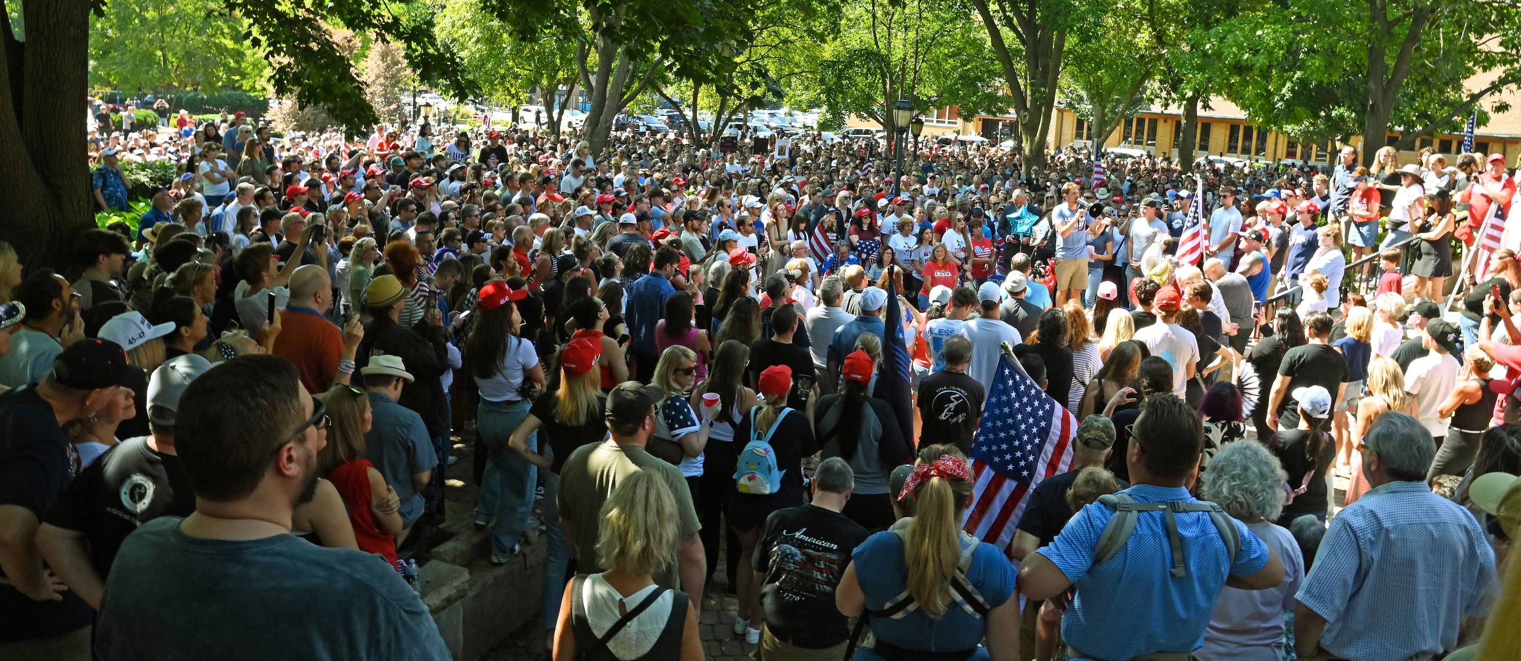 伊利諾州庫克縣阿靈頓高地民眾熱情參與紀念活動。(翻攝自FB@Karie Angell Luc)