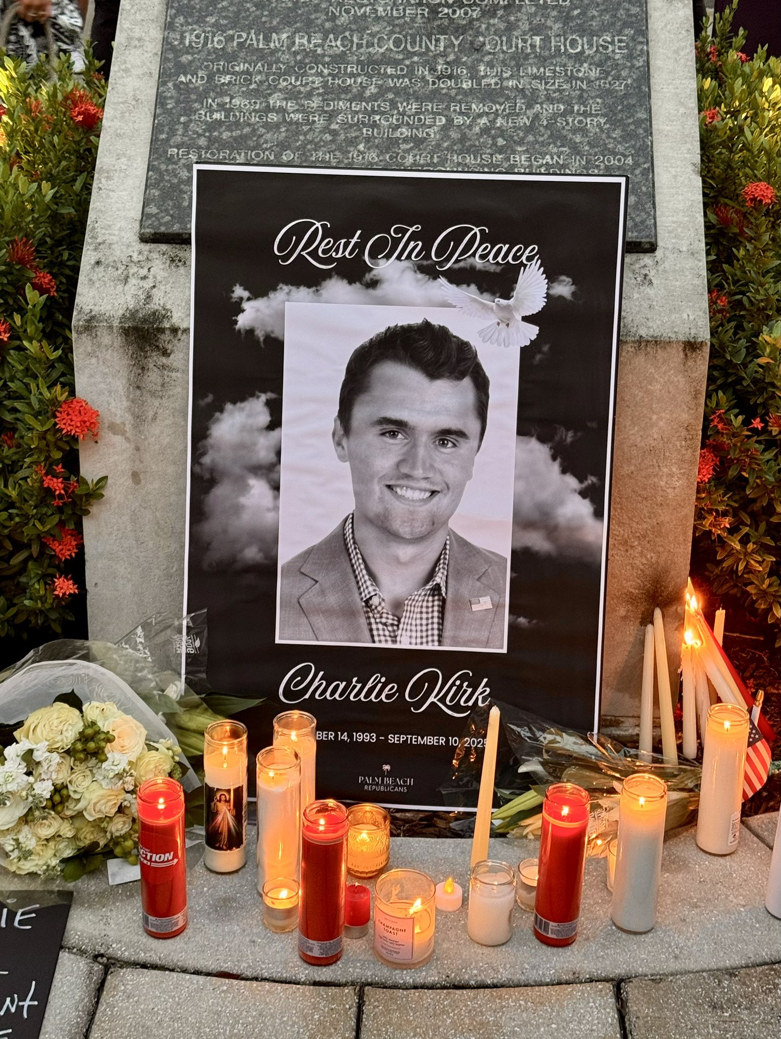 守夜祈禱會中,民眾點上蠟燭。(翻攝自X@SammyJoCooks4U)