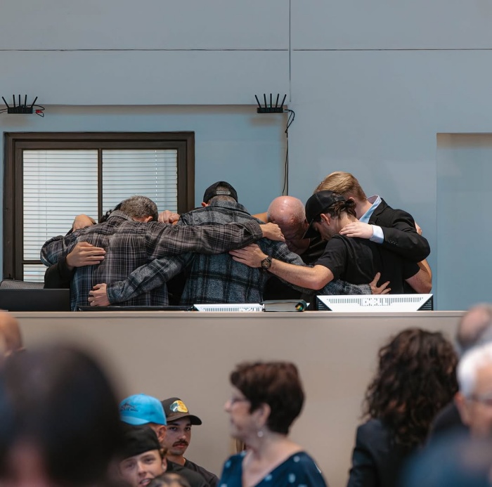 眾牧者為柯克及其家人禱告。(翻攝自IG@robmccoy.us)