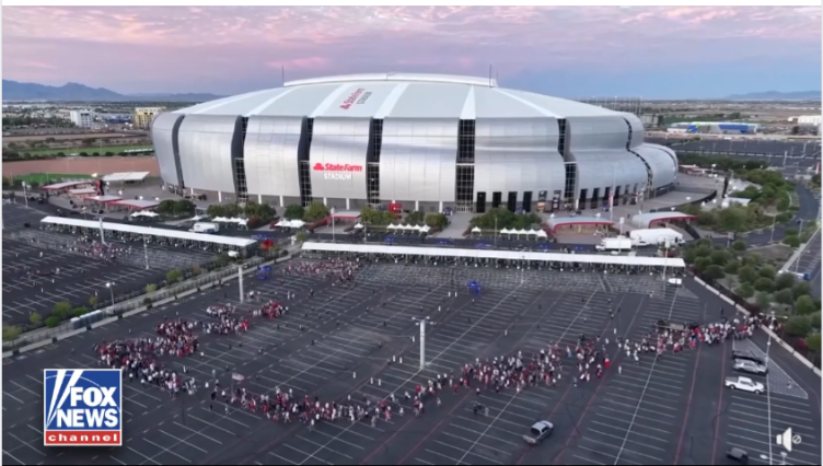 州農體育館外民眾排隊入場。(Fox News影片截圖)