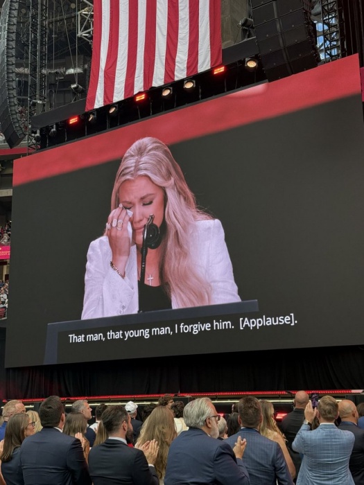 艾瑞卡致詞時潸然淚下。(YouTube@Turning Point USA影片截圖)