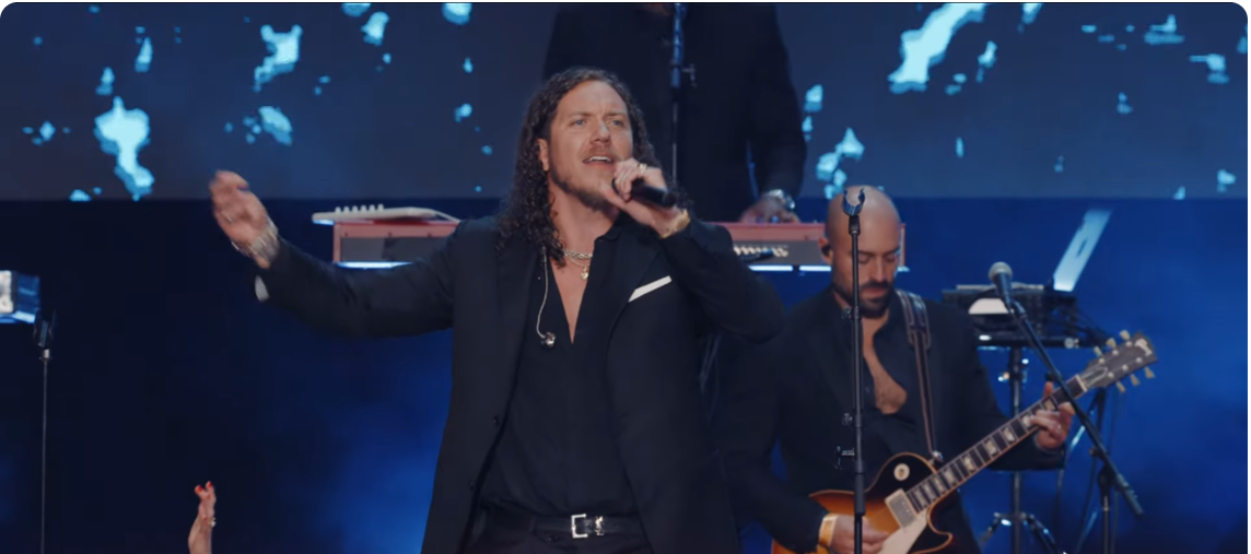 歌手演唱敬拜歌曲。(YouTube@Turning Point USA影片截圖)