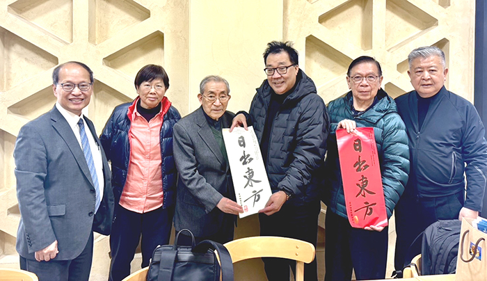 鄭忠信執行長與峯野龍弘牧師一起領受日出東方異象。