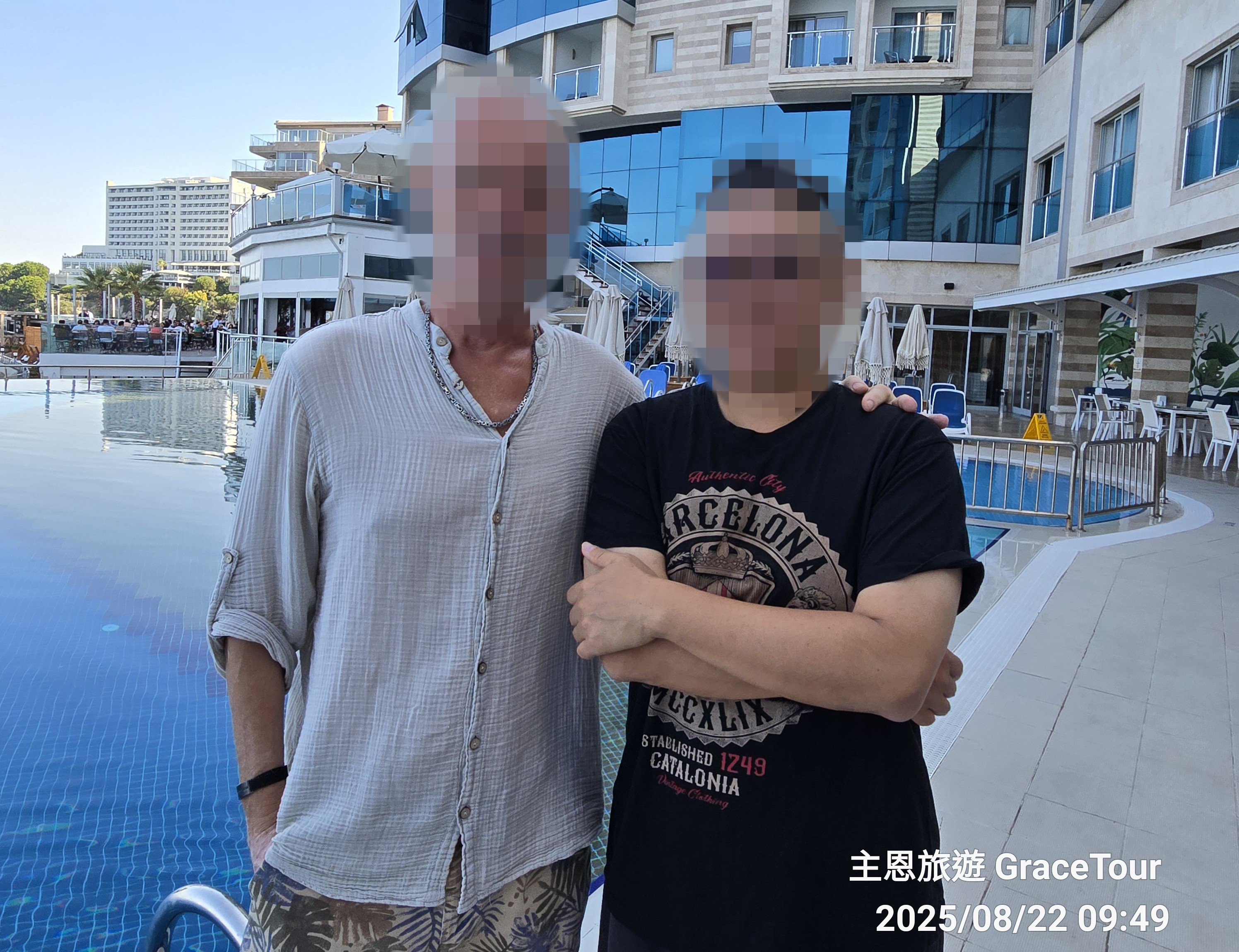 受洗後領隊與女孩父親合影