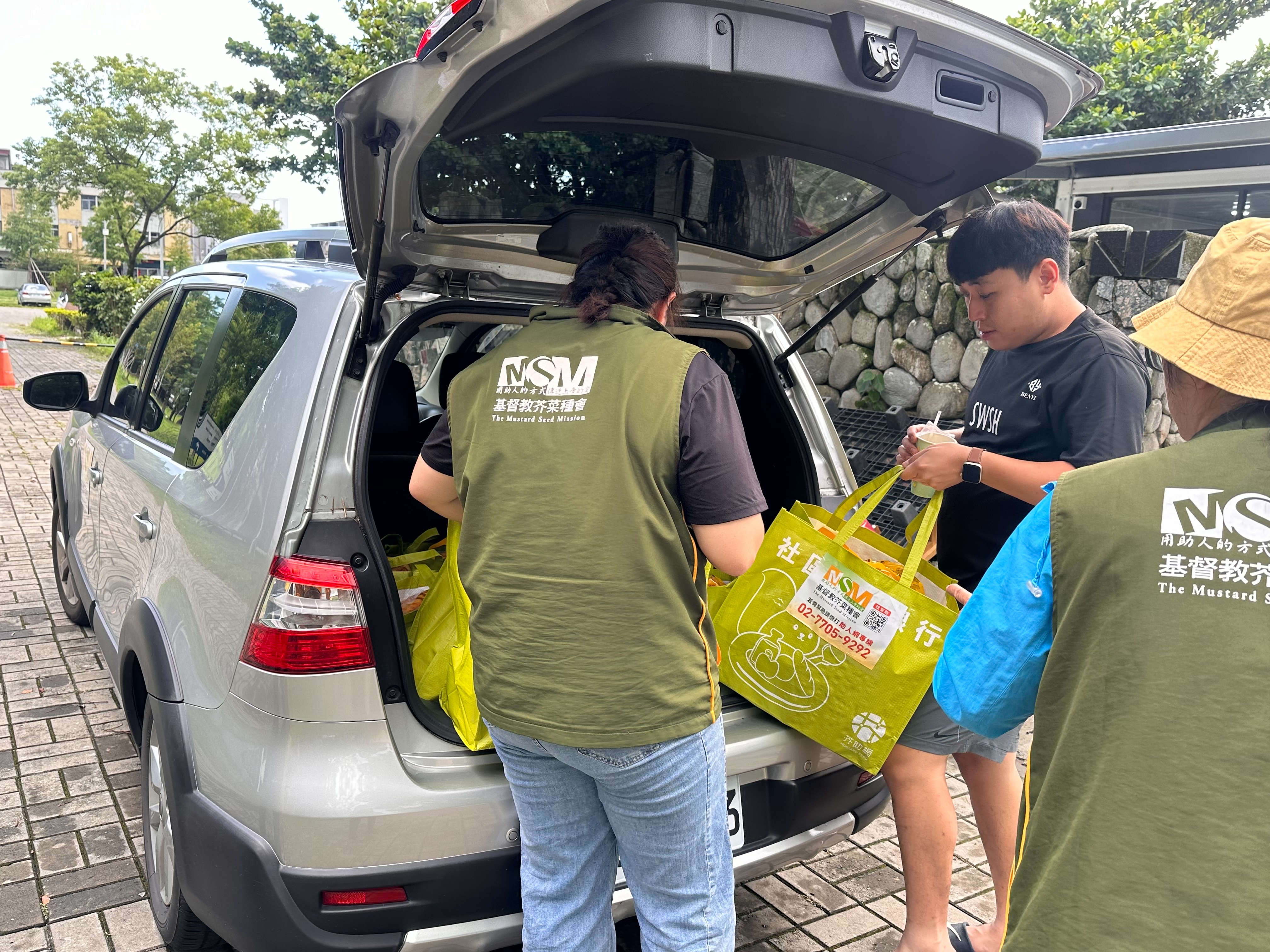 芥菜種會花蓮倉一早將物資搬運上車,兵分多路前往光復鄉各災區據點。(基督教芥菜種會)