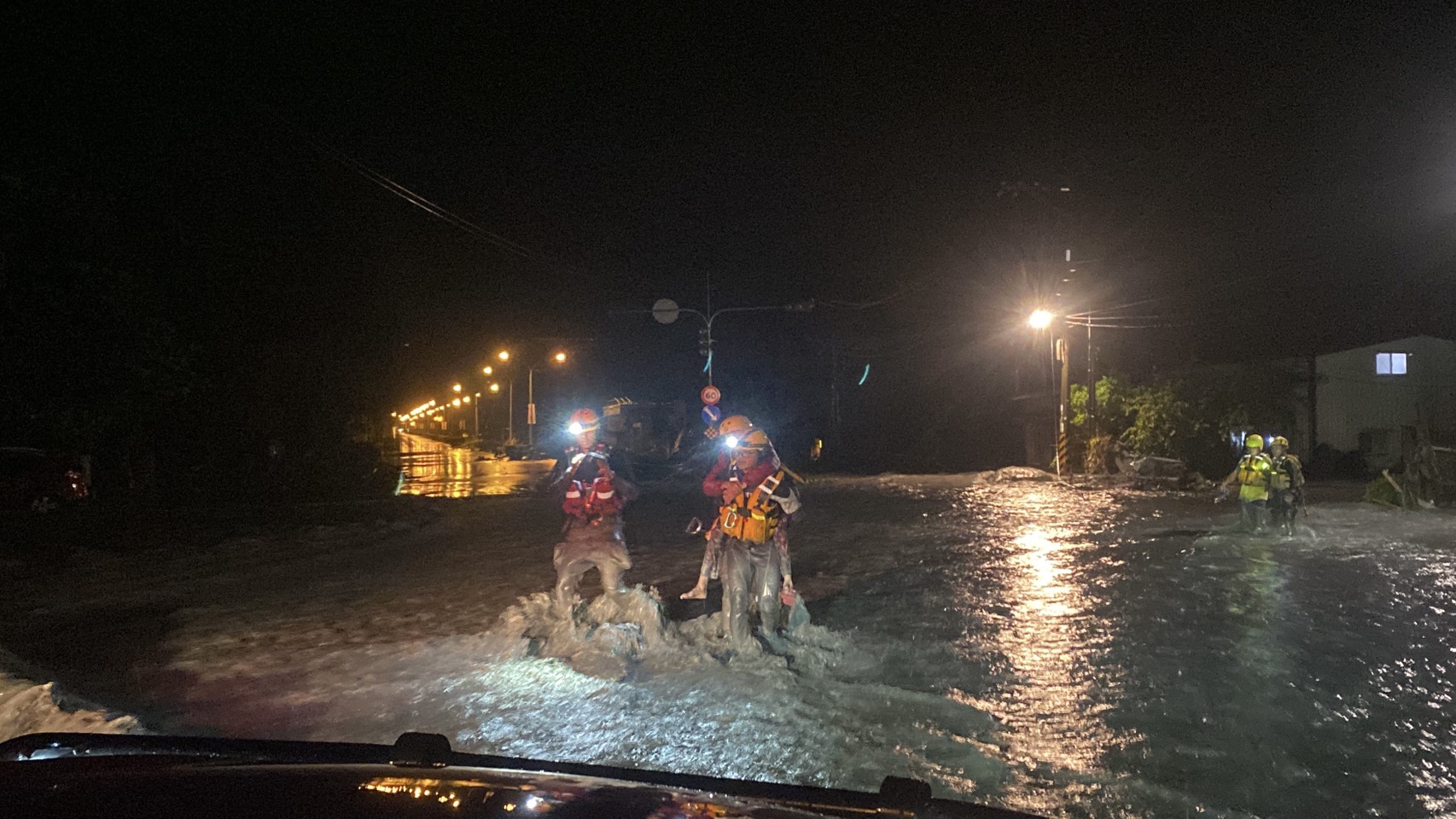 台東縣消防局涉水救援災民。('圖/台東縣政府提供)