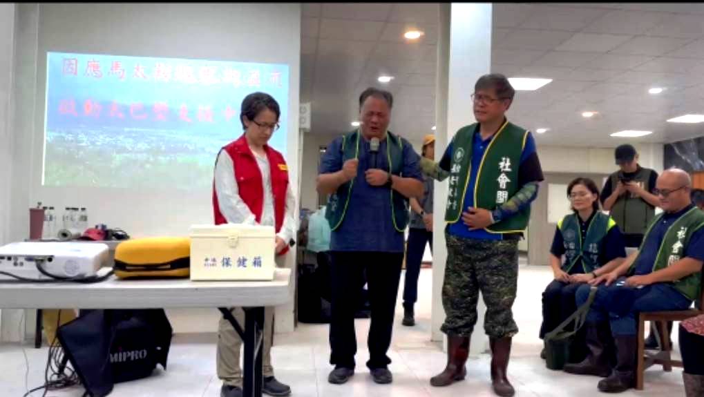 流淚為災區和蕭美琴副總統與救災團隊祝禱。('圖/醫福會提供)