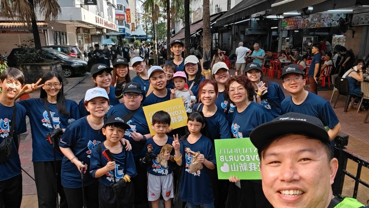 蘇永良牧師與參與者們開心合影