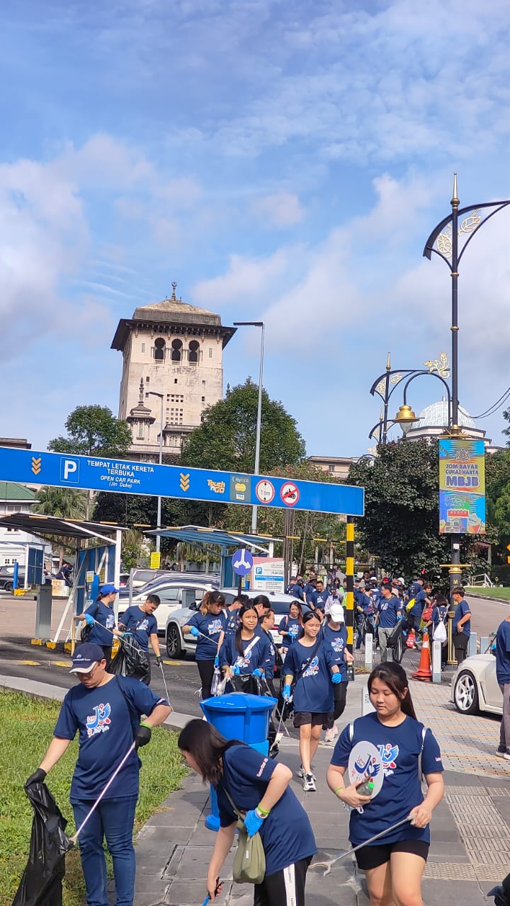 參與者分批在不同的街道撿拾垃圾