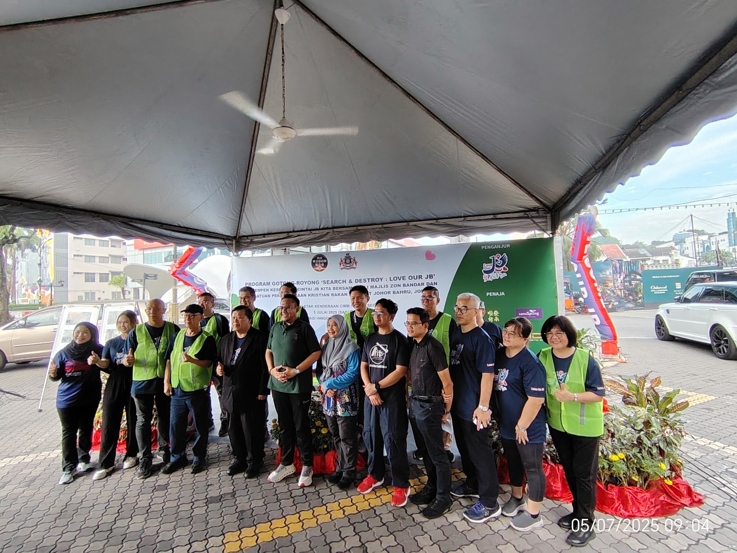 拿督威拉謝赫納菲克（左六）以及新山市政廳人員在「愛我新山」醒覺運動上與委員們合影留念